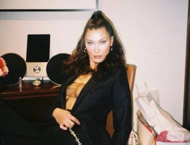 H Bella Hadid απαντάει στα σχόλια για τις πλαστικές επεμβάσεις, ποζάροντας με διάφανο, μαύρο τοπ